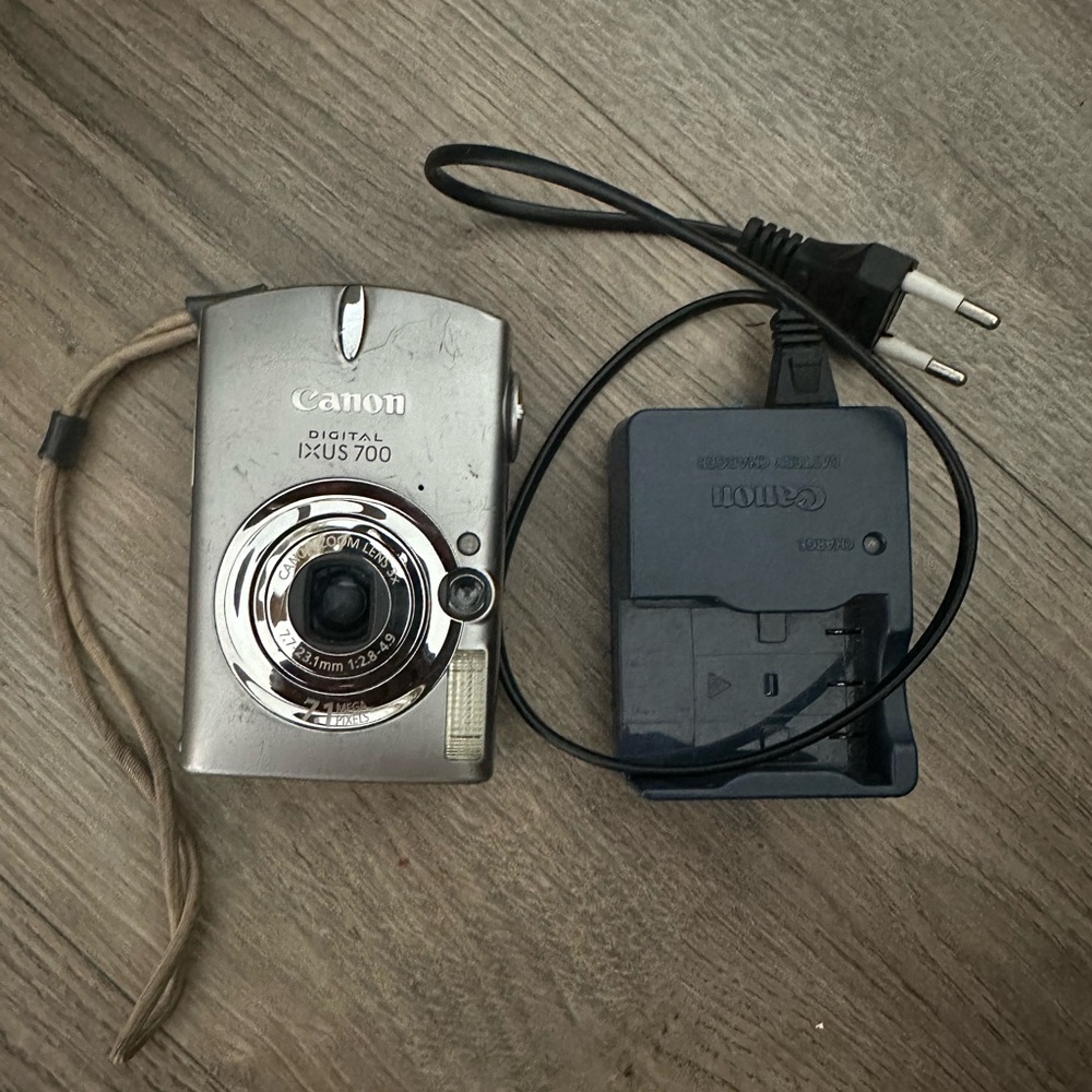 Canon IXUS 700 Digital Camera